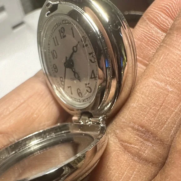 Avon vintage Silver and Black Watch with Crystals- one stone is missing - Picture 9 of 16